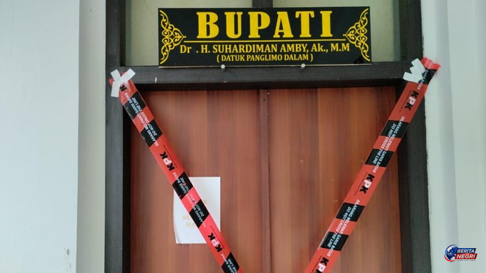 KPK Gelar OTT di Kabupaten Kuantan Singingi, Tangkap 10 Orang – Bupati Suhardiman Amby Masih Diburu