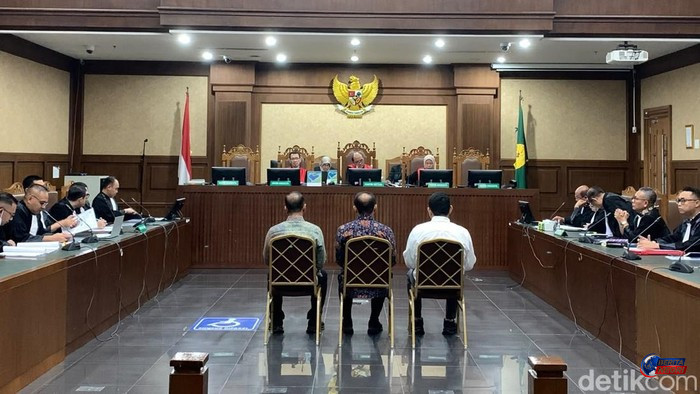 Tiga Mantan Pejabat Bea Cukai Kemenkeu Didakwa Terima Suap Rp78 Miliar
