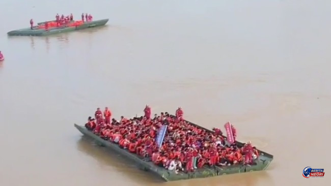 Heroik! Tim Penyelamat China Bangun Jembatan Apung 60 Meter untuk Evakuasi 12.000 Siswa Terjebak Banjir