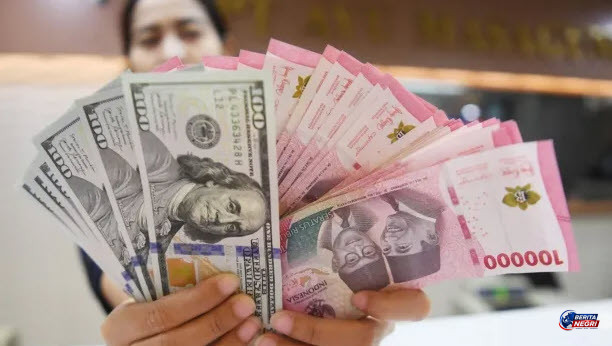 Rupiah Melemah ke Rp18.116 per Dolar AS, Investor Pantau Gejolak Global