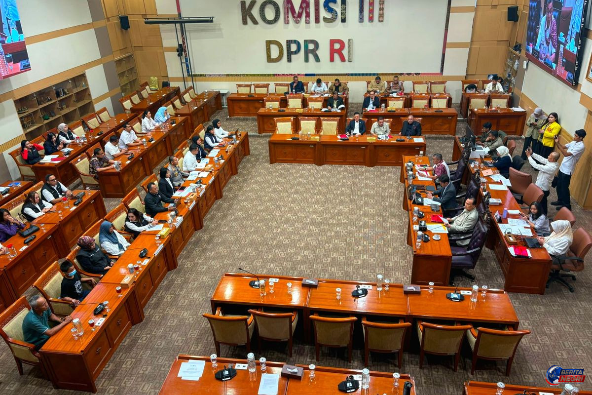 Ibu Santri Menangis di DPR: Anaknya Disiksa, Ditelanjangi, dan Dibakar Hidup-hidup di Ponpes Lombok
