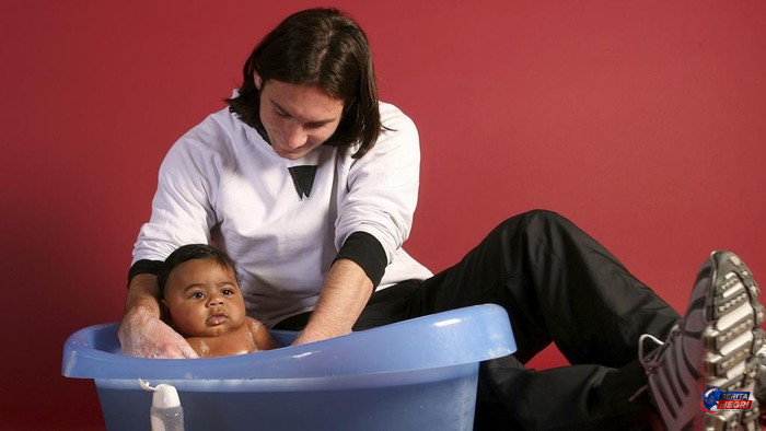 Foto Lawas Messi Memandikan Bayi Lamine Yamal Kembali Viral Jelang Final Piala Dunia 2026