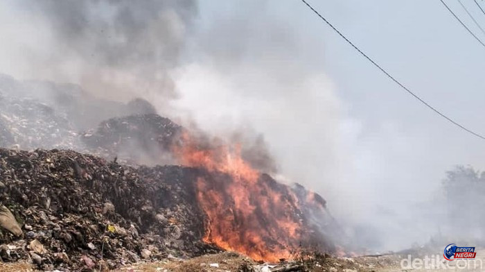 TPA Troketon Klaten Terbakar, Asap Tebal Membumbung Tinggi, Petugas Berjibaku Jinakkan Api Berjam-jam