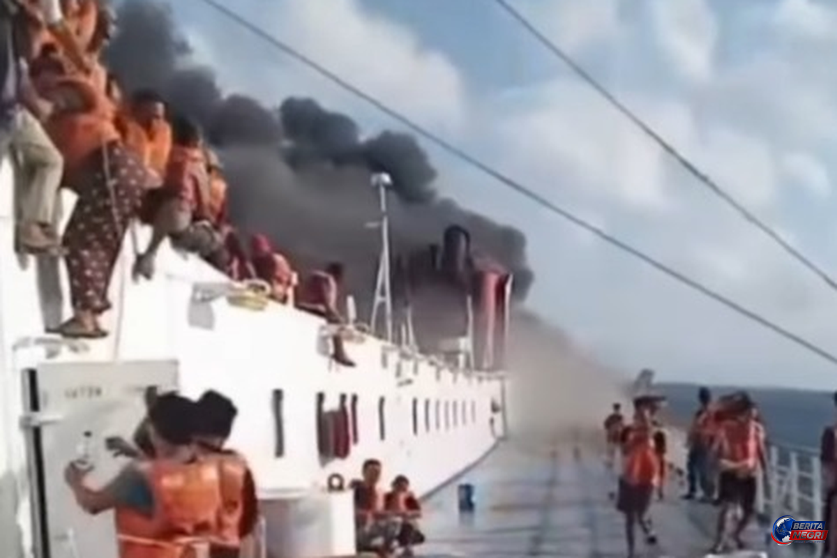 Ratusan Penumpang KM Mutiara Sentosa 2 Dievakuasi Usai Kapal Terbakar di Perairan Utara Madura