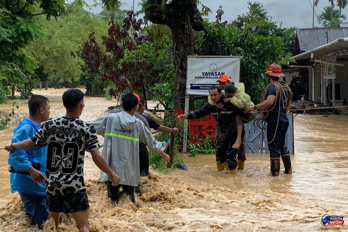 Banjir Bandang Terjang Kota Padang, Tim SAR Gabungan Evakuasi Puluhan Warga