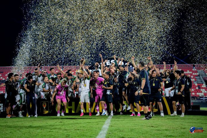 Sejarah Baru Persebaya, Bajul Ijo Angkat Trofi Piala Presiden 2026 Usai Taklukkan Persib Lewat Adu Penalti