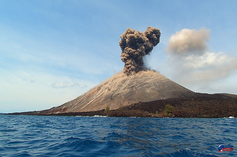 Gunung Anak Krakatau Erupsi Lagi, Kolom Abu Tebal Membubung Dua Kali, Kapal Wisata Diimbau Segera Menjau