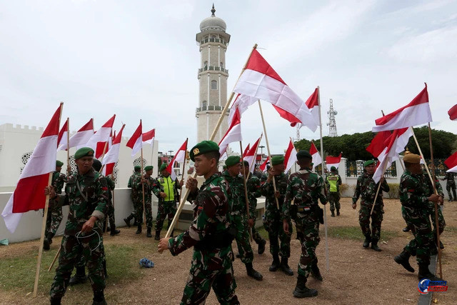Prajurit TNI Kibarkan Kembali Bendera Merah Putih di Masjid Raya Baiturrahman