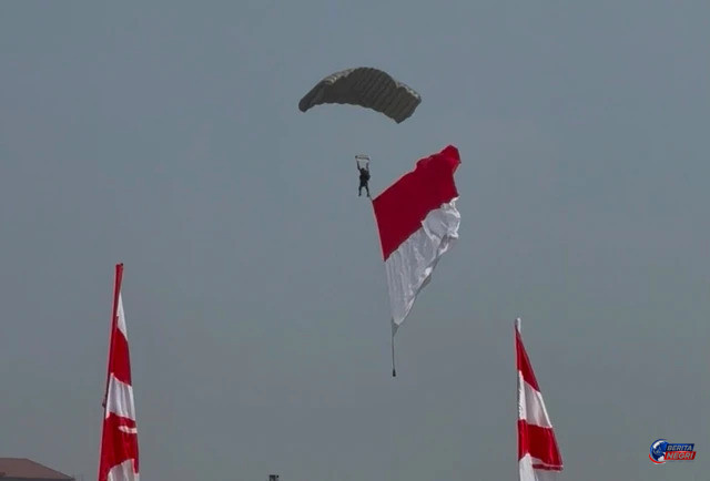 Aksi Terjun Payung 17 Prajurit Kopassus Semarakkan HUT Ke-81 RI di Monas
