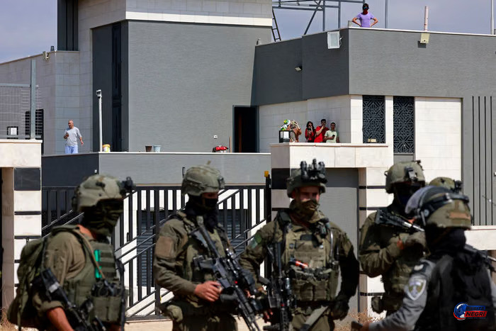 Aktivis Dihentikan Militer Israel Saat Coba Antar Makanan dan Air ke Rumah Warga Palestina yang Dikepung Pemukim di Desa Qusra