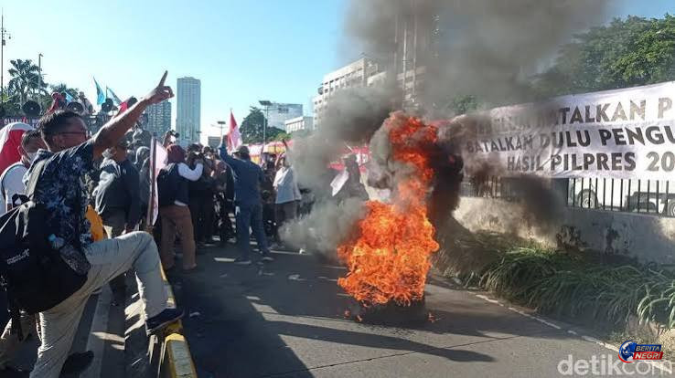Demo di Depan DPR Memanas, Massa Bakar-bakar dan Pagar Gedung Nyaris Roboh