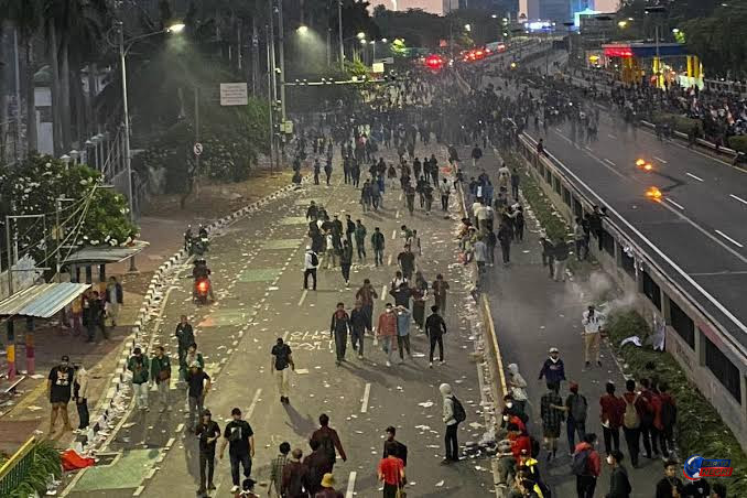 Bubaran Demo DPR Memanas, Gas Air Mata Meletup dan Pos Polisi Petamburan Terbakar