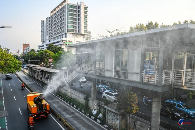 Pemprov Jakarta Semprot Jalan dari Monas hingga Bundaran Senayan untuk Kurangi Dampak Abu Vulkanik Anak Krakatau