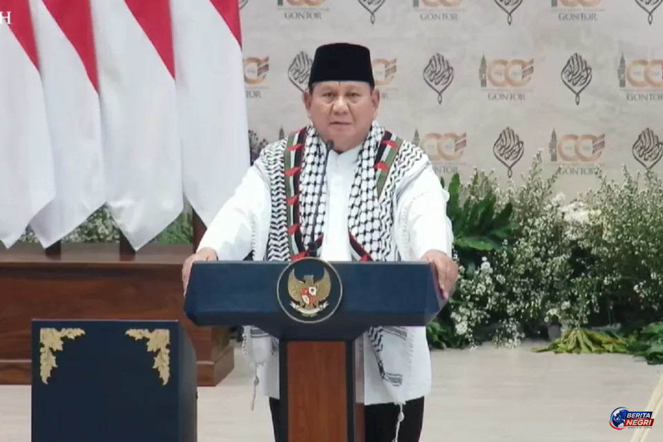Presiden Prabowo Serukan Free Palestine di Syukuran 100 Tahun Gontor, Duta Besar Palestina Serahkan Keffiyeh