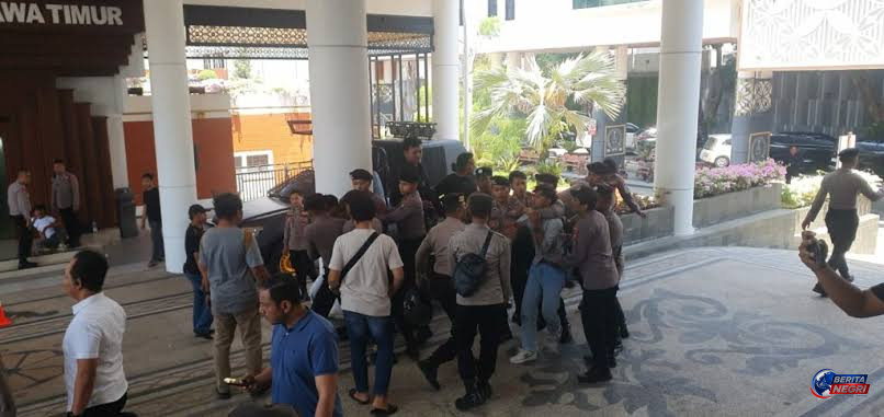 Aksi Tolak MBG di DPRD Jatim Memanas, Massa dan Polisi Terlibat Saling Dorong