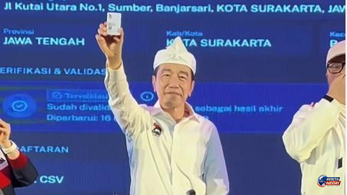 Jokowi Tunjukkan KTA PSI, Tegaskan Sudah Bergabung Sejak Oktober 2025